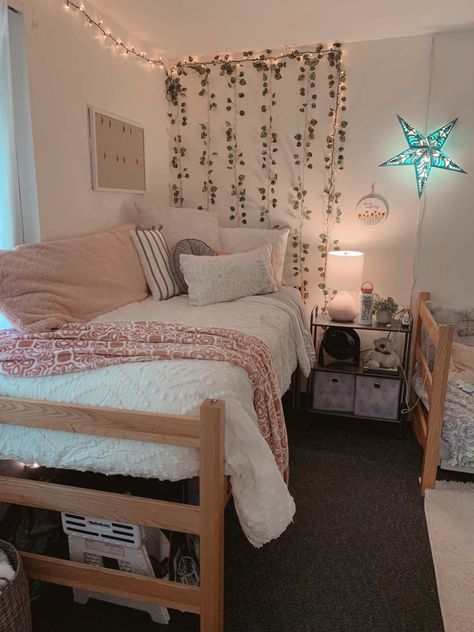 Dorm Room Arrangements, Single Dorm Room, Collage Dorm Room, Pretty Dorm Room, Dorm Room Layouts, College Dorm Room Inspiration, Pink Dorm Rooms, Dorm Room Decor Ideas, Small Dorm Room