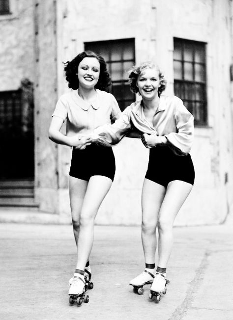 2 girls on roller skates Mode Retro, Roller Girl, Vintage Versace, Foto Vintage, Photo Vintage, Vintage Mode, Roller Derby, Roller Skate, Moda Vintage