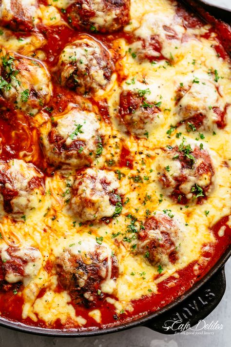 Cheesy Meatballs are juicy and tender, simmered in a rustic homemade tomato sauce. Topped with melted mozzarella cheese and serve over spaghetti for a delicious dinner! The best meatball recipe starts with the most tender meatballs, browned Cheesy Meatball Recipes, Party Food Meatballs, Chicken Parmesan Meatballs, Makanan Italia, Cheesy Meatballs, Parmesan Meatballs, Best Meatballs, Cafe Delites, Chicken Mushroom