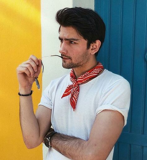 Neckerchief Outfit, Sporty Mens Fashion, How To Wear Bandana, Neck Scarf Outfit, Scarf Outfit Men, Mens Scarf Fashion, Winter Fashion Men, Capsule Style, Bandana Outfit