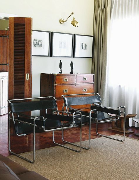 Wassily Chair Living Room, Black Leather Chair Living Room, Bauhaus Living Room, Open Doorway, Leather Chair Living Room, Black Leather Chair, Wassily Chair, 70s Interior, Interior Design Images