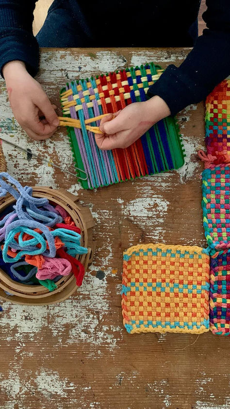 Weaving done on a loom for kids in Waldorf inspired handwork Easy Waldorf Crafts, Waldorf Sewing Projects, Waldorf Kindergarten Activities, Waldorf School Activities, Waldorf Kindergarten Crafts, Waldorf Handwork Projects, Waldorf Classroom Decor, Waldorf Knitting, Waldorf Education Homeschooling