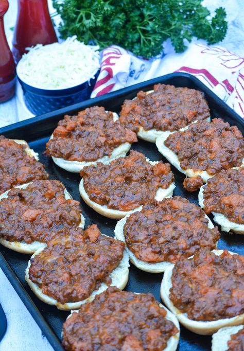 cafeteria style pizza burgers arranged on a large, dark metal baking pan Lunch Lady Pizza Burgers, Old School Pizza Burgers, Pizza Burgers Recipe, School Cafeteria Food, School Pizza, Meat Pizza, Pizza Board, Cafeteria Food, Classic Pizza