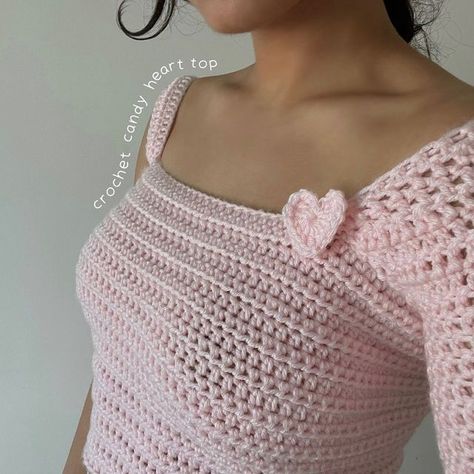 crochet with mahum ✿ on Instagram: "I’ve used this adorable little heart in SO many of my projects, it takes 2 minutes to make and gives the cutest look! The pattern for the tiny heart is in my “patterns” story highlight and a tutorial for the top is up on my youtube channel (link in bio 💌) 🏷 #crochet #crocheter #crochettop #crochetlove #crocheted #crocheting #crochetideas #crochetinspo #crochetheart #crochetinspiration #crochetdesign #crochettops #crochetaddict #crocheteveryday" Crochet With Mahum, Crochet Heart Top, Crochet Blanket Tutorial, Crochet Tops Free Patterns, Crochet Heart, Crochet Top Pattern, Tiny Heart, Bag Crochet, Unique Crochet