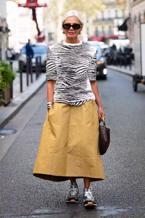 20 Long Skirt Outfits to Wear for Any Occasion Style A Long Skirt, Stylish Seniors, Skirt For Winter, Shoes For Girl, Classic Wardrobe Pieces, Best Leather Jackets, Long Skirt Outfits, Casual Chique, Advanced Style