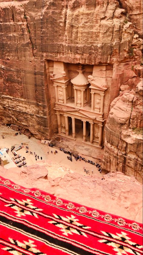 Vista dall’alto del Tesoro di Petra in Giordania Wadi Rum, Dream Travel Destinations, Trotter, Ancient Ruins, Rose Art, Vacation Places, Rolex Daytona, Beautiful Nature Scenes, Travel Inspo