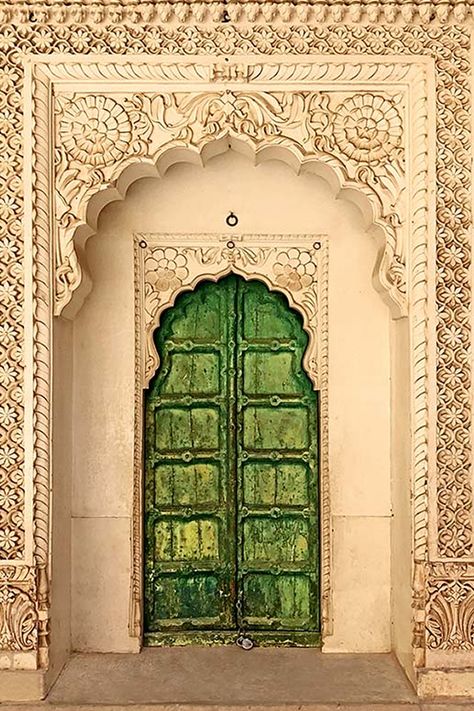 Royal Window Design, Rajasthan Architecture Drawing, Royal Mughal Aesthetic, Mughal Architecture Painting, Jaipur Doors, Indian Architecture Photography, Indian Architecture Painting, Rajasthani Arch, Jaipur Illustration