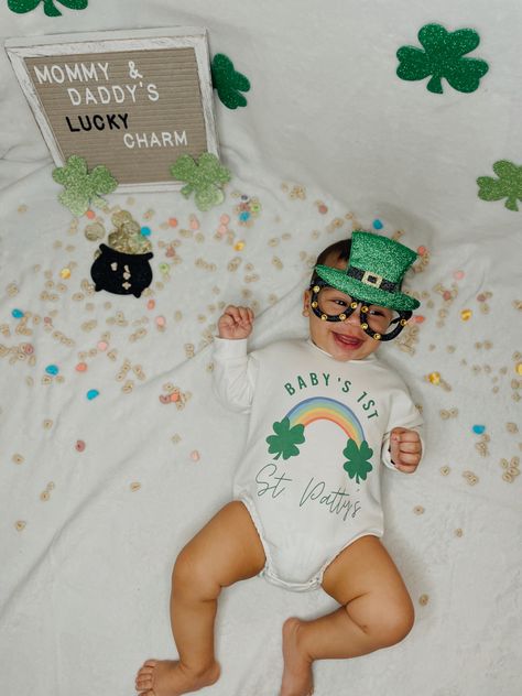 Easy cheap idea for cute at home pics;) Holiday Baby Pictures, Baby Holiday Photos, Home Pics, 8 Month Baby, 2 Month Baby, March Baby, Monthly Pictures, Monthly Baby Pictures, Baby Birthday Themes