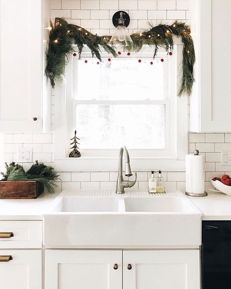 Merry Christmas Eve, everybody!!✨🎄May your day be full of extra cheer and love! As I look at our kitchen sink, I can't help but think… | Instagram Kitchen Sink Decor Ideas, Kitchen Sink Decor, Interior Design Minimalist, Decor Ikea, Christmas Kitchen Decor, Easy Christmas Decorations, Diy Holiday Decor, Easy Home Decor, Décor Diy