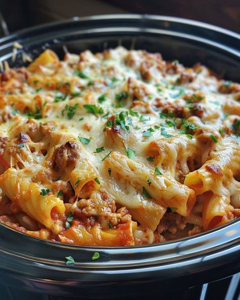 Fabulous! I swear my hubby requests this from me often! Slow Cooker Baked Ziti, Slow Cooker Baking, Slow Cooker Pasta, Pasta Dinner Recipes, Crockpot Dishes, Baked Ziti, Crock Pot Slow Cooker, Beef Recipes Easy, Easy Casserole Recipes