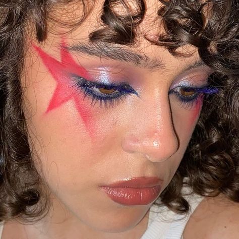 #stargirl #star #starmakeup #editorial #editorialmakeup Makeup Looks With Stars, Star Face Makeup, Makeup Looks Star, Space Inspired Makeup, Cool Make Up Looks, Red Star Makeup, Star Eye Makeup Look, Pink Star Makeup, Cool Make Up