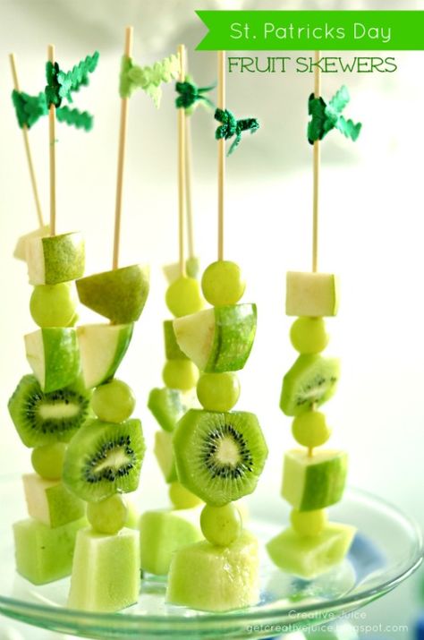 Lots of fun and healthy St. Patrick's Day food ideas. Fruit Kebab, Deco Fruit, Green Snacks, St Patrick Day Treats, Kreative Snacks, Fruit Skewers, St Patricks Day Food, Fruit Kabobs, Saint Patties