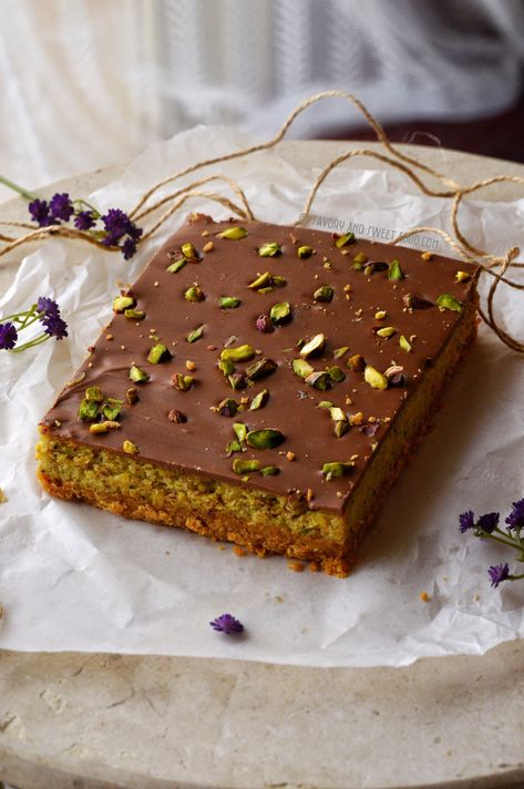 Pistachio Bars, Eid Dessert Recipes, Tiramisu Cupcakes, Pistachio Chocolate, Pistachio Cheesecake, Pistachio Dessert, Pistachio Recipes, Chocolate Pistachio, Eid Food