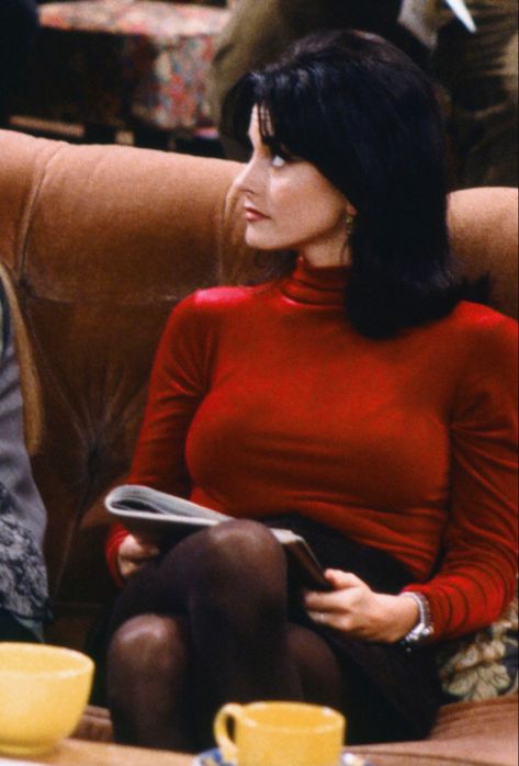 Monica Gellar, Rachel Green Outfits, Turtleneck Women, 90s Inspired Outfits, Camila Morrone, Turtleneck Sweaters, Monica Geller, Tv Show Outfits, Red Turtleneck