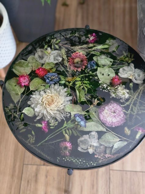 This handcrafted coffee table is fully finished and made of resin combined with dried flowers. Its uniqueness lies in being a one-of-a-kind creation that will enhance any interior. I am confident that every cup of coffee or tea enjoyed on this table will be exceptionally delightful, fostering a positive and uplifting atmosphere. Resin Tea Table, Resin Flowers Table, Resin Table With Flowers, Flower Resin Art, Resin Table Top, Artistic Furniture, House Details, Interior Accents, Dry Flowers