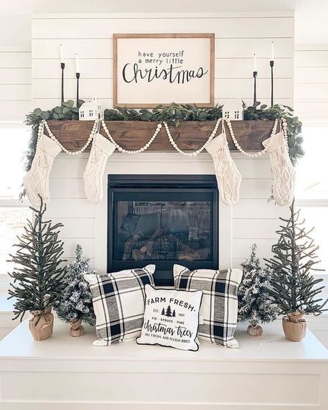 Holiday Mantle, The Mantle, Christmas Fireplace Decor, Christmas Mantle Decor, Christmas Farm, Christmas Decor Inspiration, Christmas Mantel Decorations, Christmas Mantle, Christmas Fireplace