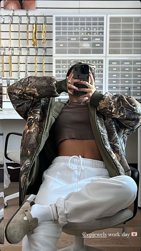 Fall Camo Outfits, Fall Streetwear Outfits 2023, Camo Jacket Outfit Aesthetic, Fall Lazy Outfits For School, Fall Evening Outfit Casual, Lazy Fall Fits, Hat And Hoodie Outfit, Comfy Neutral Outfit, Camo Pants Outfit Aesthetic