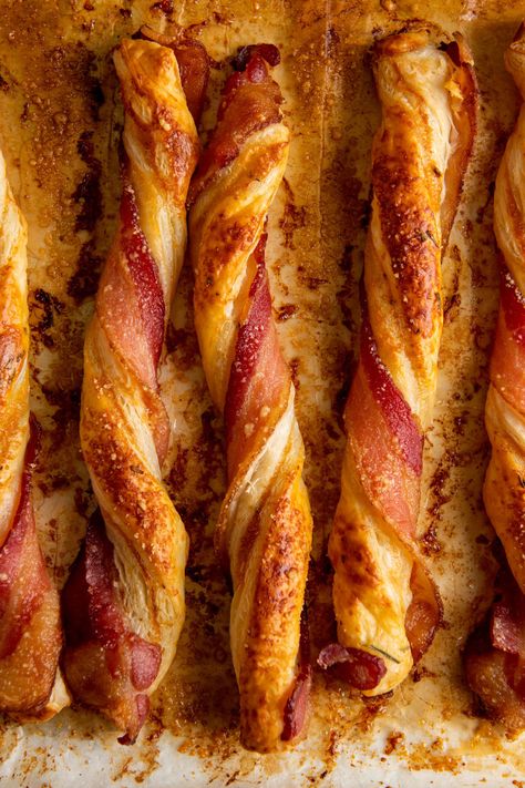 Herbed Cheesy Puff Pastry Bacon Straws Recipe / Flaky puff pastry gets all twisted up with cheese and bacon. An easy, classic appetizer for parties. #appetizer #cheesestraws #puffpastry Bacon Straws, Bacon Cheddar Puffs, Puff Pastry Cheese Straws, Bacon Cheese Puffs, Puff Pastry Bacon, Cheesy Puff Pastry, Puff Pastry Cheese, Bacon Wrapped Cheese, Puff Pastry Recipes Savory