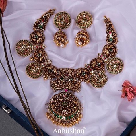 https://in.pinterest.com/krishnajewellersjubileehills/ Lightweight Jewellery, Gold Jewellery India, Classy Looks, Temple Jewelry Necklace, Gold Temple Jewellery, Antique Necklaces Design, Bridal Jewelry Vintage, Antique Jewellery Designs, Beautiful Gold Necklaces