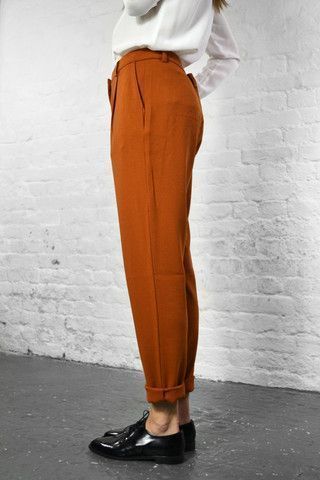 burnt orange trousers – curated by ajaedmond.com | capsule wardrobe | minimal chic | minimalist style | minimalist fashion | minimalist wardrobe | back to basics fashion Style Androgyne, Minimalist Moda, Chique Outfits, Outfit Chic, Fashion Minimalist, Minimalist Wardrobe, Minimal Chic, Mode Inspo, Franco Sarto