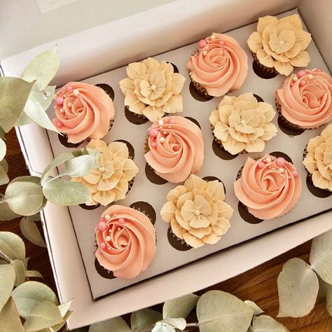 Floral cucpakes in peaches and cream colours Peach Color Cupcakes, Peach Bridal Shower Ideas, Cupcake Styles, Bridal Cupcakes, Peach Bridal Showers, Buttercream Flowers Cupcakes, Peach Baby Shower, Cream Cupcakes, Floral Cupcakes