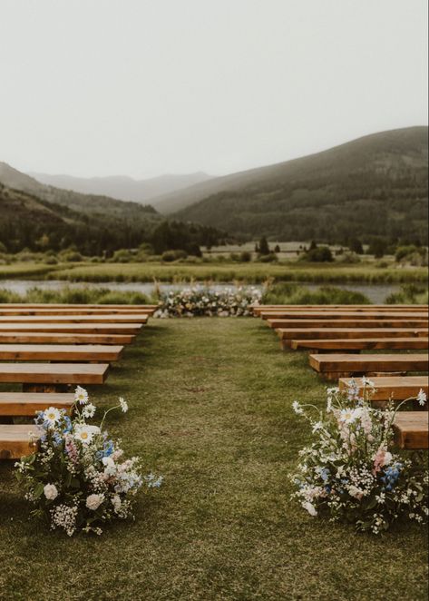 From the ground arch, mismatched and neutral bridesmaid dresses to the colorful blooms and a darling outfit change, Kiah and Austin’s summer wedding at Camp Hale checks all the boxes of this season’s trends. The afternoon storm resulted in an umbrella-covered ceremony but cleared just in time for guests to enjoy all that Camp Hale has to offer. Outside Wedding Ceremonies, Wedding Arches Outdoors, Rainy Wedding Day, Summer Wedding Ceremony, Summer Camp Wedding, Backyard Wedding Ceremony, Neutral Bridesmaid Dresses, Field Wedding, Indoor Wedding Ceremonies