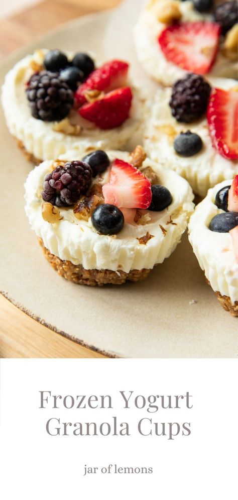 frozen yogurt granola cups on a white plate. Frozen Yogurt Oat Cups, Fruit Parfaits Cups, Frozen Yogurt Oatmeal Cups, Frozen Yogurt Fruit Cups, Frozen Oats Cups, Oatmeal Cups With Yogurt And Fruit, Oatmeal Yogurt Cups, Frozen Oat Cups, Granola Yogurt Cups