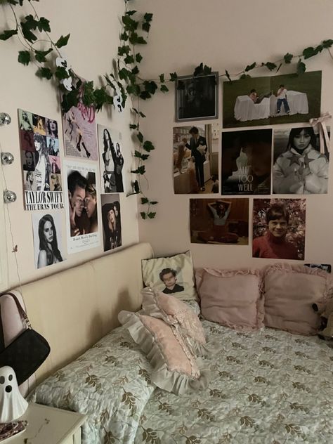 Gemma Core, Fangirl Bedroom, Swiftie Bedroom, Room Redesign, Girly Room, Room Stuff, Room Deco, Room Walls, Cute Bedroom Decor