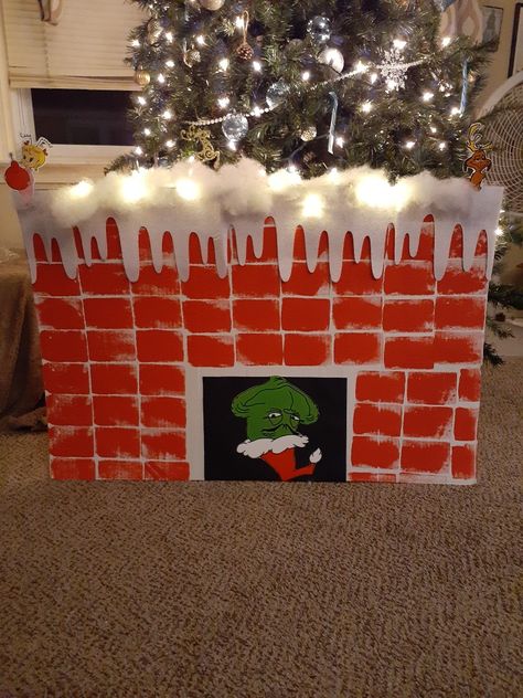 DIY grinch door made for school wall Grinch School Hallway Decorations, Grinch Wall Decorations Diy, Grinch Themed School Hallway, The Grinch Door Decorations For School, Grinch Hallway Decorations School, Grinch Classroom Decorations, Grinch Bulletin Board Ideas, Grinch Wall Decor, Grinch Bulletin Board