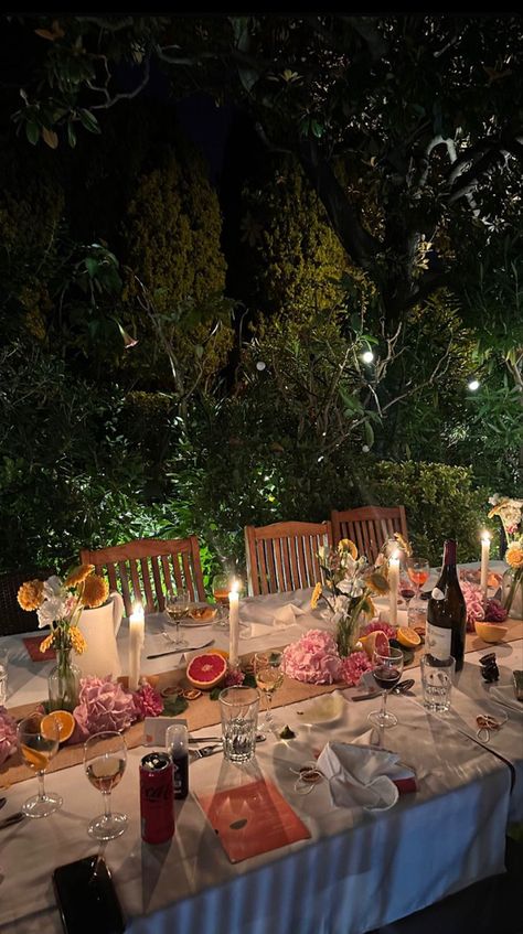 Outside Dinner Party Food, Summer Brunch Table Setting, Nancy Meyers Dinner Party, Maximalist Table Setting, Acotar Dinner Party, 25th Birthday Dinner Party, Home Birthday Dinner, Backyard Birthday Dinner, Apartment Dinner Party