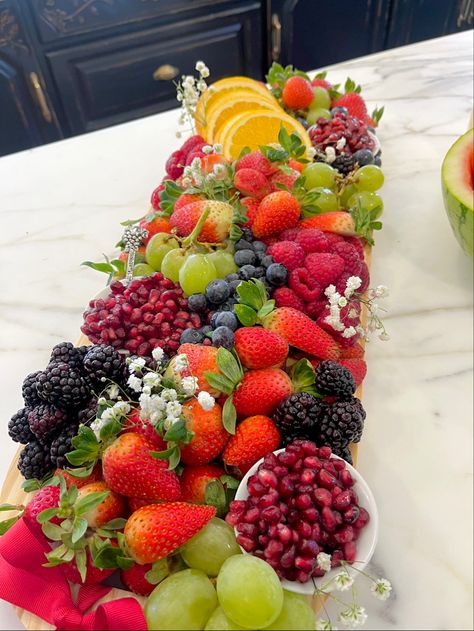 Fruit Salad Wedding, Fruit Platter For A Crowd, Chip Display For Party, Bussin Food, November Party, Fruit Boards, Fruit Board, Engagement Finger, Aesthetic Fruit