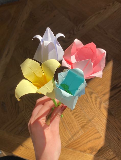 Origami, paper, flowers, colorful, handmade Turtle Oc, Aesthetic Origami, Origami Aesthetic, Easy Origami Flower, Origami Paper Flowers, Easy Flowers, Flowers Colorful, Mini Gift, Diy Origami