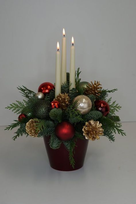 Diy Christmas Centerpiece, Xmas Centerpieces, Christmas Foliage, Deco Table Noel, Christmas Candle Decorations, Christmas Flower Arrangements, Christmas Table Centerpieces, Dinner Candles, Christmas Floral Arrangements