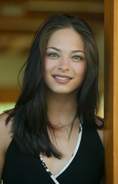 Kristin Kreuk Kristin Kreuk Smallville, Kristen Kreuk, Lana Lang, Kristin Kreuk, Belle Silhouette, Kirsten Dunst, Smallville, Beauty Face, Black Top