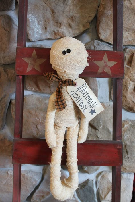 Primitive Folk Art Raggedy Annie Mummy Fall Halloween. $14.00, via Etsy. Halloween Folk Art, Halloween Dolls, Halloween Sewing, Farmhouse Halloween, Adornos Halloween, Primitive Fall, Halloween Crafts Decorations, Primitive Halloween, Halloween Mummy