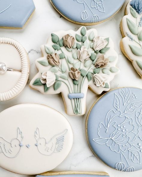 This sweet bridal shower set was winning the polls, so here’s the full set! Swipe to see closeups, including their sweet pups!. My favorite are the simple cookies with the tiny line details. The blue with the white floral, leaf cookie, and the birds were from her invitation! I love this elegant, minimalist, and floral set! . #weddingcookies #bridalshowercookies #bridecookies #floralcookies #flowercookies #somethingbluebridal #bluewedding #springcookies #engagementcookies #ringcookies #dogcoo... Bride Cookies, Watercolor Cookies, Flower Sugar Cookies, Engagement Cookies, Bridal Shower Desserts, Royal Icing Sugar, Wedding Doves, Garden Bridal Showers, Leaf Cookies