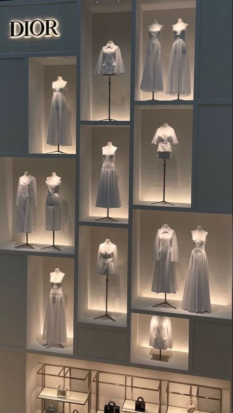 Fashion Marketing Aesthetic, Fashion Exhibition Display, Christian Dior Aesthetic, Dior Gallery, Dior Museum, Runway Aesthetic, Dior Exhibition, Dior Store, Fashion Showroom