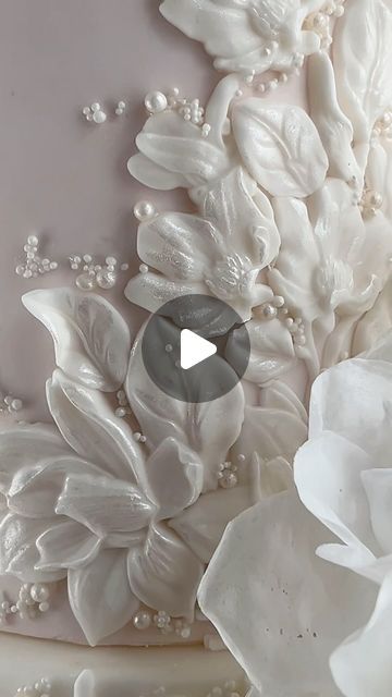 Wedding Cake Fondant Flowers, Elegant Cake Design, Fondant Flower Tutorial, Wafer Paper Flowers, Elegant Birthday Cakes, Cake Pricing, Flowers Tutorial, Chocolate Flowers, Flower Texture