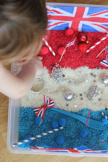 Patriotic sensory tub - easily adapt this for 4th July celebrations! Culture Activities, London Activities, British Values, Sensory Tubs, Sensory Tub, Imagination Tree, St Georges Day, Royal Craft, Royal Theme