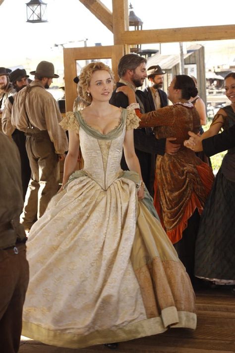 Still of Dominique McElligott in Hell on Wheels. I'm a bit skeptical of its historical correctness (the bust emphasis is a little too Regency), but it's a beautiful dress. Hell On Wheels, Fantasy Dresses, Medieval Dress, Fantasy Costumes, Medieval Fashion, Fantasy Dress, Historical Costume, Historical Dresses, Fantasy Clothing