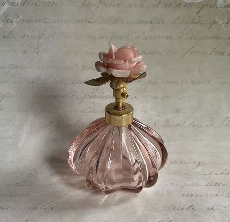 Pretty perfume bottle #perfume #fragrance #vintage #aesthetic #inspiration Koleksi Parfum, Parfum Victoria's Secret, Once Upon A Broken, Pretty Perfume, Pretty Perfume Bottles, Pink Perfume, Fotografi Vintage, Perfume Lover, Princess Aesthetic