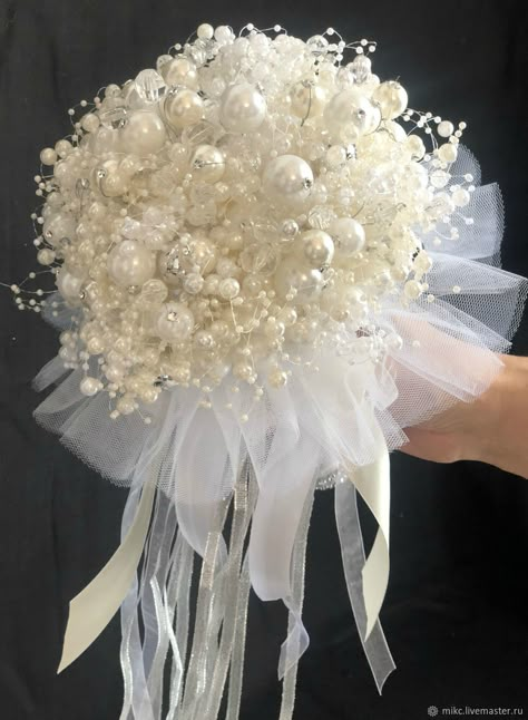 Bride Bouquet Diy, Wedding Bucket Flowers, Pearl Bouquet Wedding, Pearl Bridal Bouquet, Diy Floral Centerpieces, Unique Bridal Bouquets, Pearl Bouquet, Jeweled Bouquet, Crystal Bouquet