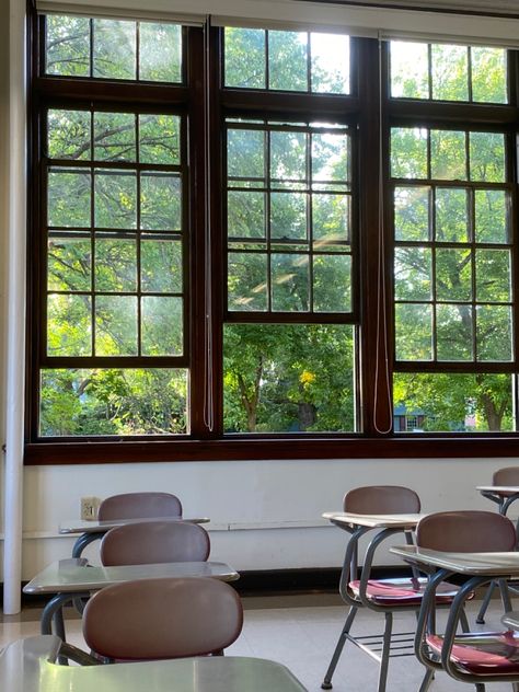 big windows old classroom college school academia University Classroom Aesthetic, College Classroom Aesthetic, School Interior Design Classroom, School Classroom Aesthetic, School Aesthetic Classroom, Classroom College, Old Classroom, Building Windows, College Classroom