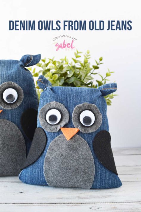 Make your own stuffed animal owls with an old pair of jeans. This easy no sew craft is a great recycled craft idea. Easy to make with kids! #upycyle #nosewcraft #nosew #oldjeans #craftideas Sew Denim, Återvinna Jeans, Recyceltes Denim, Hantverk Diy, Upcycling Clothes, Denim Crafts Diy, Blue Jeans Crafts, Sew Ins, Owl Crafts