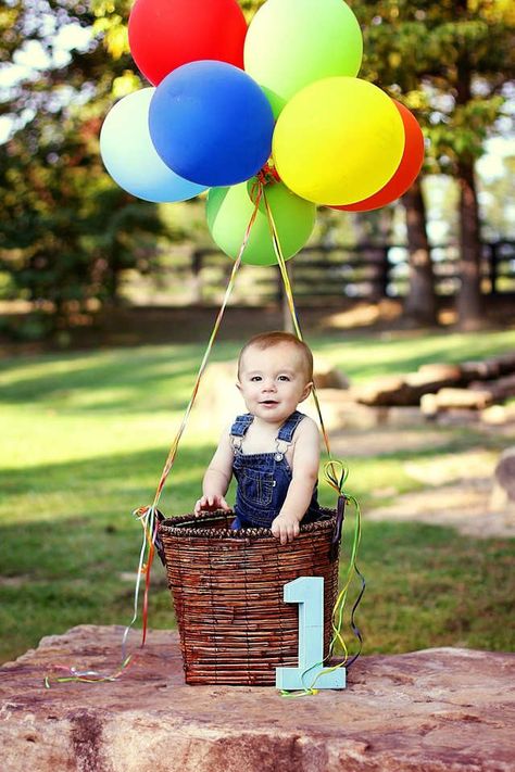 Sweet hot air balloon | 10 1st Birthday Party Ideas for Boys Part 2 - Tinyme Blog Vom Avea Un Copil, Foto Kids, Boys 1st Birthday Party Ideas, 1st Birthday Pictures, 1st Birthday Photoshoot, First Birthday Pictures, Baby Boy First Birthday, 1st Birthday Photos, Baby Boy 1st Birthday