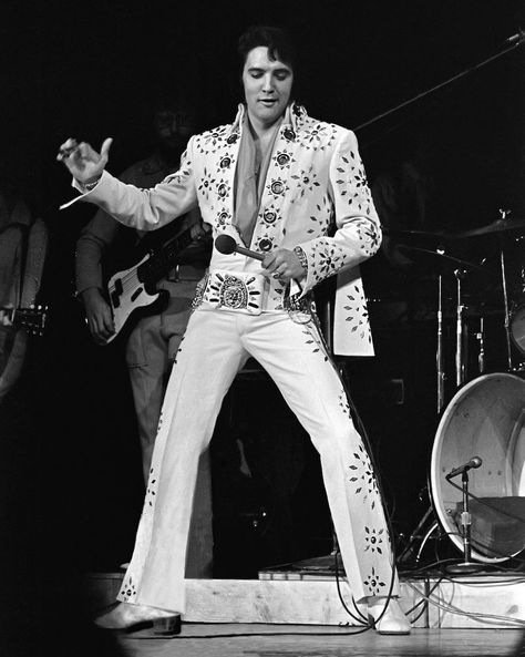 1972 My DDG ❤️💋 Elvis Presley Concerts, Elvis Presley Priscilla, Elvis Jumpsuits, Elvis Presley Music, Elvis In Concert, Elvis Presley Images, Elvis Presley Pictures, Print Music, Elvis And Priscilla