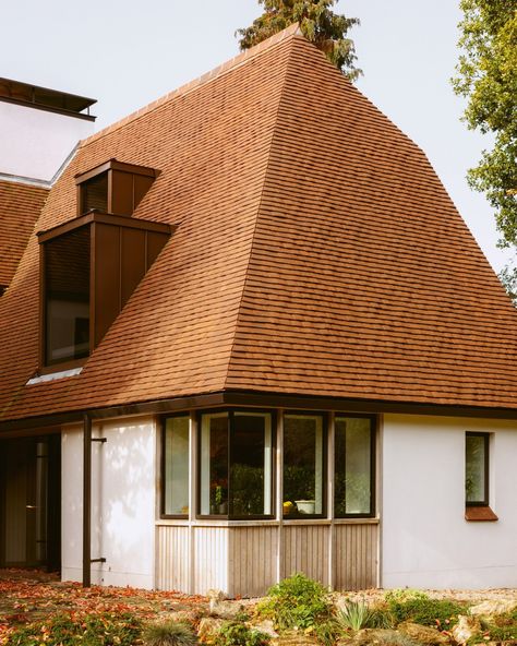 Rural Office creates Arts and Crafts-informed Middle Avenue House Rural Office, Farnham Surrey, Wood Facade, Office Architecture, British Architecture, Roof Extension, Timber Panelling, Arts And Crafts House, Dormer Windows