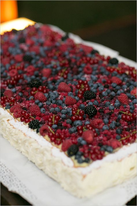 wedding cake | fresh berry cake | Italian wedding | wedding desserts | #weddingchicks Fresh Berry Cake, Fresh Berries Cake, Italian Wedding Cakes, Berry Wedding, Summer Wedding Cakes, Traditional Wedding Cake, Torte Cupcake, Berry Cake, Unique Desserts