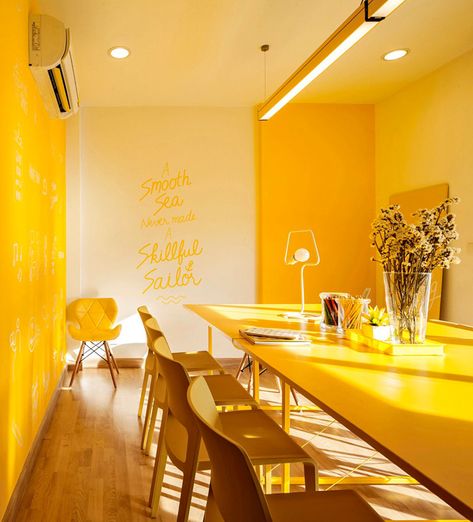 10 Bold Examples Of Monochromatic Interiors // Meetings are made much more cheerful in this yellow office. Colorful Office Design, Monochromatic Interior, Yellow Office, Monochromatic Room, Monochrome Interior, Yellow Room, Monochromatic Color Scheme, Yellow Decor, Yellow Interior