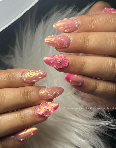 Almond relieves 🌸 3d Aurora Nails, Nails Efecto Aurora, Aurora Nails, Nails Desing, Girls Nails, August 9, Nails Inspo, 3d Nails, Nails Inspiration